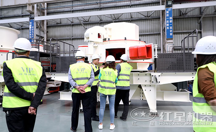 客戶參觀選購沖擊式破碎機