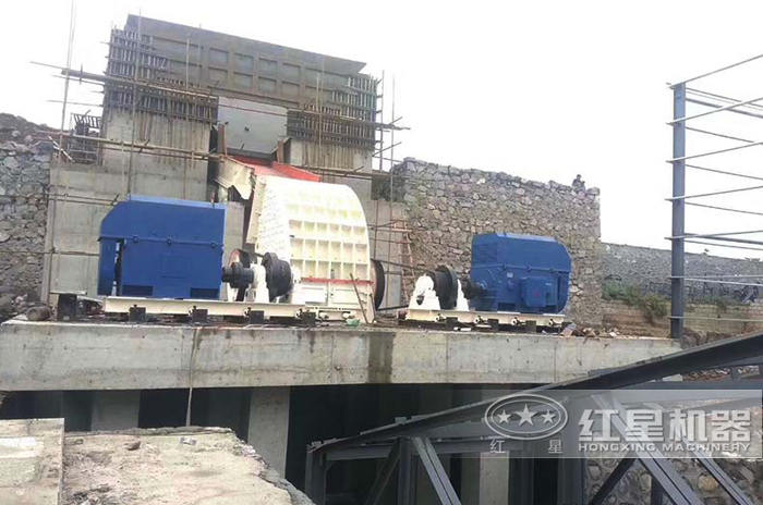 重錘式破碎機石子生產現場