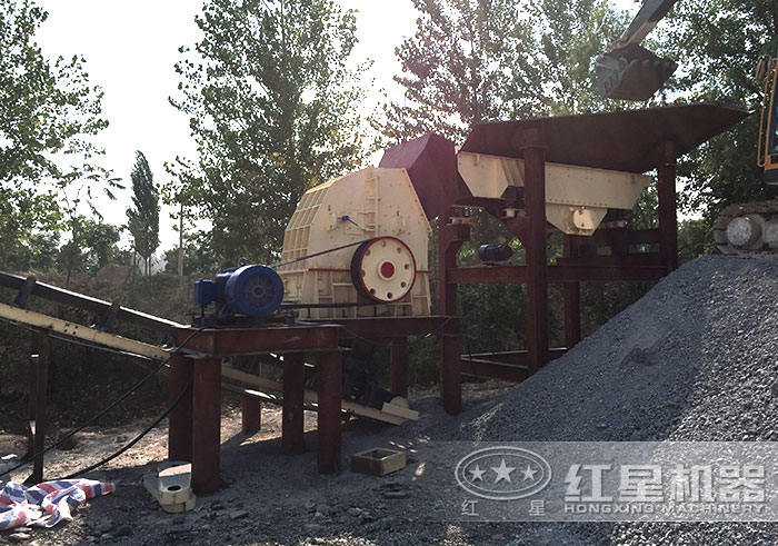 重錘式破碎機加工石子作業(yè)現(xiàn)場